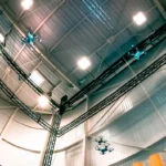 Photo de drones volants en intérieur prise en contre plongée